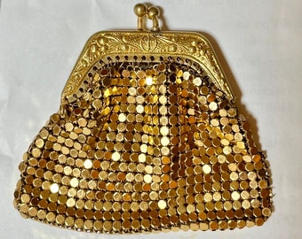 Kleine deutsche Vintage Rosenkranz- oder Münztasche. Goldfarbenes Mesh. Sehr alt.