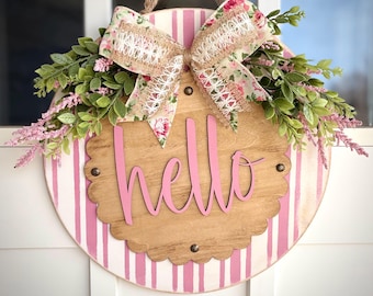 Letrero de madera rústico chic de 35,5 cm (14") con la palabra "Hello" para colgar en la puerta. Decoración con lazo floral.