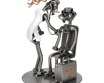 Metalen beeldje, huisarts, vrouw, patiëntonderzoek, stalen schroeven, handgemaakt, handgemaakte kunst, gepersonaliseerde decoratie en cadeau