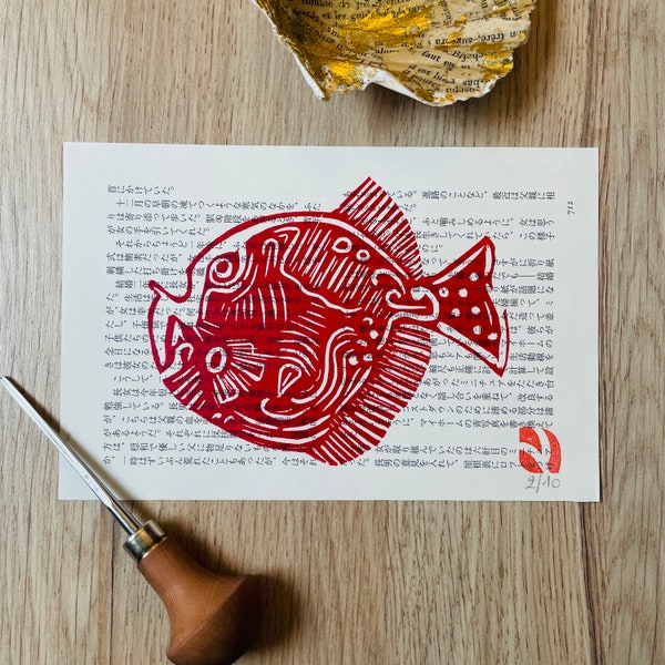 Impression linogravure Poisson rouge sur feuille de roman Japonais | Fait main | Édition limitée & Numérotée | Décoration d'intérieur