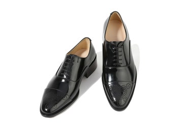 Firenze Atelier, Chaussures habillées Oxford à lacets et à bouts perforés en cuir noir pour hommes