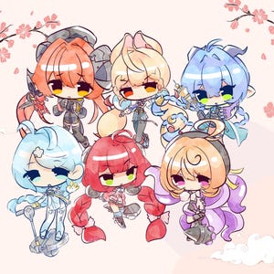 Puede incluir: Ilustración de siete personajes de anime estilo chibi con varios colores de cabello y atuendos. Los personajes están ambientados sobre un fondo rosa con ramas de cerezos en flor. Cada personaje tiene ojos grandes y accesorios únicos.
