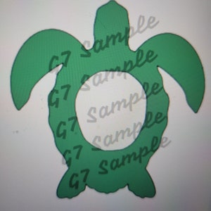 Puede incluir: Un recorte verde de una tortuga con un círculo en el centro. La tortuga está mirando hacia adelante con la cabeza levantada y las patas y la cola visibles. El círculo está vacío y listo para ser personalizado.