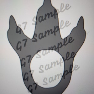 Puede incluir: Un cortador de galletas gris en forma de huella de dinosaurio con un agujero redondo en el centro.