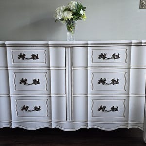 Cómoda doble vintage de estilo francés provincial. Madera maciza de arriba a abajo. Una pieza hermosa y clásica que combina con cualquier decoración.