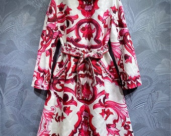 Luxuriöse, elegante Trenchcoat-Jacke für Damen, scilianisch, italienischer Dolce Vita-Fliesendruck, rosa, rot und weiße Majolika