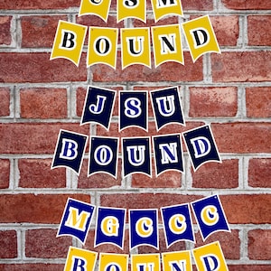 Könnte beinhalten: Eine Backsteinmauer mit drei daran hängenden Bannern. Das obere Banner ist gelb mit den Buchstaben "USM BOUND" in blau. Das mittlere Banner ist blau mit den Buchstaben "JSU BOUND" in gelb. Das untere Banner ist blau mit den Buchstaben "MGCCC BOUND" in gelb.