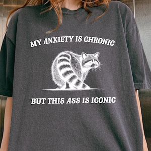 Camiseta retro cómoda, mi ansiedad es crónica pero este trasero es icónico, sudadera con meme de mapache, regalo de concientización sobre la ansiedad, camiseta de mamá sarcástica