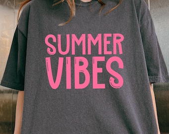 Chemise confort Summer Vibes, T-shirt de plage effet vieilli, T-shirt Sunshine Vibes, Joli haut d'été pour femme, Cadeau de vacances d'été, Chemise Beach Vibes