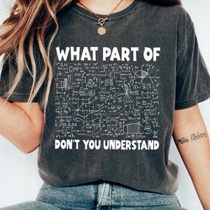 Könnte beinhalten: Ein dunkelgraues T-Shirt mit einer weißen Grafik von mathematischen Gleichungen und dem Text "What part of... don't you understand".