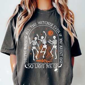 Camisa de esqueleto bailando retro confort, están quemando todas las camisas de brujas, camisa de bruja, camisa de Halloween de moda, camisa de esqueleto divertida