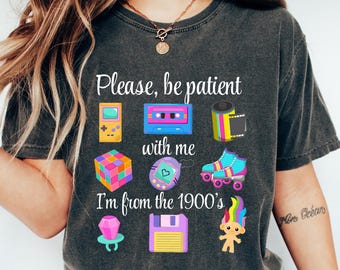 「しばらくお待ちください。私は1900年代から来たんです」Tシャツ、90年代風の面白いレトロTシャツ、ミームTシャツ、お母さんへの面白いプレゼント、1900年代風レトロスウェットシャツ