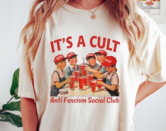 Comfort Colors® Sie sind in einem Kult-Shirt, FDT-T-Shirt, lustiges Anti-Trumpf-T-Shirt, Pro-Demokrat-Sweatshirt, politischer Humor Geschenk, Antifaschismus-T-Shirt