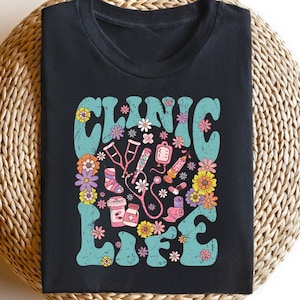 Klinik Leben Shirt, Mediziner T-Shirt, T-Shirt für Krankenschwester, Geschenk für Pflegekräfte, Preppy Medizinstudierende, FrauenKlinik Rundhalsausschnitt