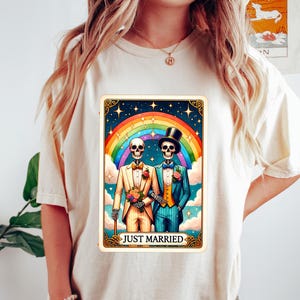 Regenbogen Stolz T-shirt, Retro Komfort Just Married Shirt, LGBTQ + Tarot Karte Sweatshirt, Gleichgestelltes Geschenk, Skeleton Pride Rundhalsausschnitt