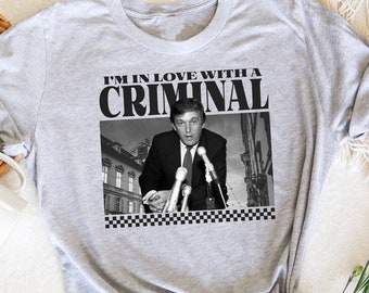 Maglietta I’m In Love With A Criminal Trump, completo sarcastico di Donald Trump, maglietta divertente Trump 2024, felpa repubblicana, maglietta elettorale