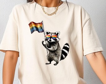 Retro Komfort Waschbär Pride T-Shirt, LGBTQ Verbündetes Shirt, Lustiges Waschbär Pride Flagge Rundhalsausschnitt, Menschen rechts Geschenk, lustiges Stolz Shirt