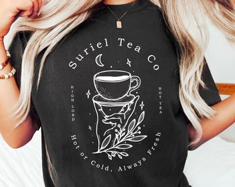 Suriel Tea Co レトロ シャツ、A Court Of Thorns and Roses シャツ、レトロ ブック風 T シャツ、Sarah J Maas シャツ、Acotar スウェットシャツ、レディース T シャツ ギフト