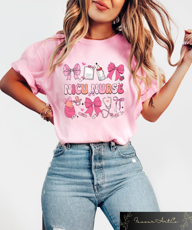Peut inclure: T-shirt rose avec le texte "NICU NURSE" en lettres roses et blanches. Le t-shirt pr&eacute;sente une vari&eacute;t&eacute; d'illustrations roses et blanches d'articles pour b&eacute;b&eacute;s, notamment un biberon, une sucette, un st&eacute;thoscope et un c&oelig;ur.