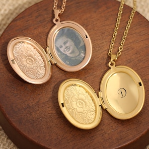 Engraved Oval Necklace,Locket Necklace with Photo,Photo Necklace in Gold,Memorial Gift for mom,Personalized giftr,Unique Thoughtful Gift