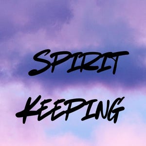 Può includere: Immagine con uno sfondo di cielo nuvoloso nei toni del viola e del blu. Le parole "SPIRIT KEEPING" sono scritte in un carattere nero e audace in stile manoscritto sull'immagine.