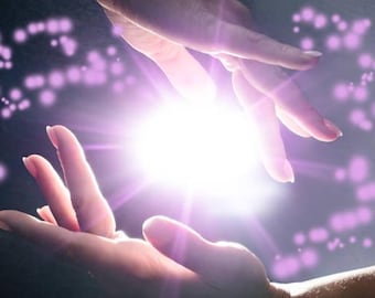 Op de afbeelding: Een digitale illustratie toont twee handen die naar elkaar reiken, met een helder wit licht ertussen. Zachte paarse bollen zweven rond de handen, wat een mystieke sfeer creëert. De afbeelding is tegen een donkere achtergrond.