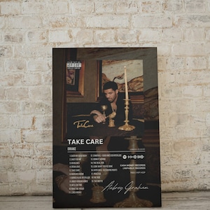 Puede incluir: Portada del álbum "Take Care" de Drake. La portada presenta un primer plano de Drake en una habitación tenue, sosteniendo una copa de oro. El título del álbum "Take Care" está escrito en negrita y blanco. La lista de canciones del álbum se encuentra debajo del título, junto con la información de lanzamiento del álbum.