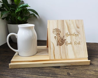 Marque-page en bois personnalisé | Porte-livre avec fleurs gravées pour le mois de naissance | Porte-livre table de chevet personnalisé | Cadeau pour amoureux des livres | Porte-places pour livre