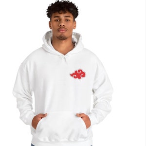 Könnte beinhalten: Weißer Kapuzenpullover mit einem roten Wolken-Motiv auf der linken Brust.