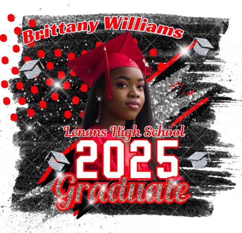 Pode incluir: Um design de gradua&ccedil;&atilde;o preto e vermelho com uma foto de uma graduanda usando uma touca e uma beca vermelhas. O design inclui o texto "Brittany Williams", "Lenons High School", "2025" e "Graduate".