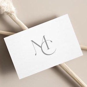 以下が含まれることがあります： グレーのスタイリッシュなフォントで「MC」と印刷された白いカード