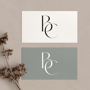 Könnte beinhalten: Zwei rechteckige Visitenkarten, eine weiße und eine graue, mit den stilisierten Buchstaben "Bc". Die weiße Karte hat schwarze Schrift, während die graue Karte weiße Schrift hat. Ein Zweig getrockneter Blumen befindet sich in der linken unteren Ecke.