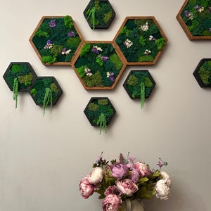 Arte de pared de musgo hexagonal con flores y amaranto, sin mantenimiento