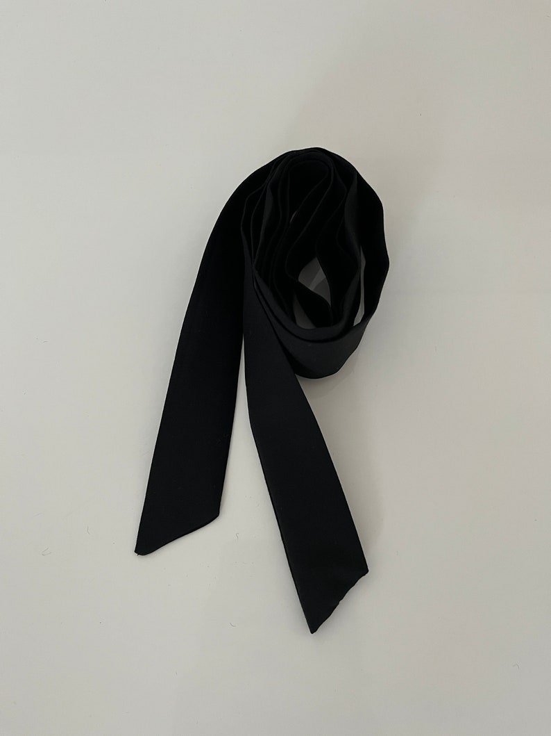 Langer schmaler Schal aus schwarzer Wolle, Halstuch mit schmalem Chocker und Fliege, klassisch Bild 3