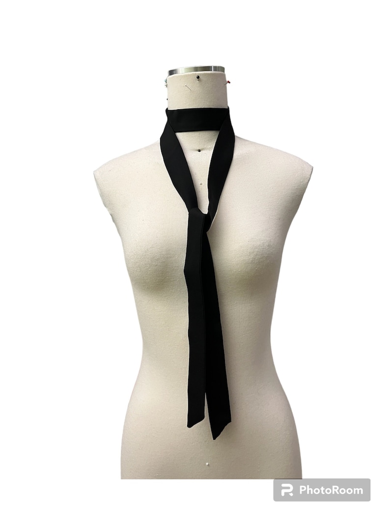 Langer schmaler Schal aus schwarzer Wolle, Halstuch mit schmalem Chocker und Fliege, klassisch Bild 6