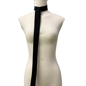 Langer schmaler Schal aus schwarzer Wolle, Halstuch mit schmalem Chocker und Fliege, klassisch Bild 7