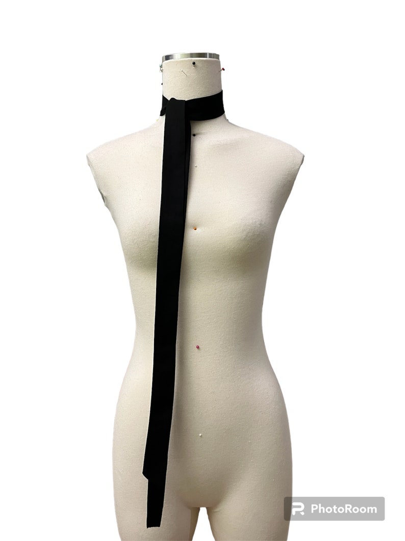 Langer schmaler Schal aus schwarzer Wolle, Halstuch mit schmalem Chocker und Fliege, klassisch Bild 7