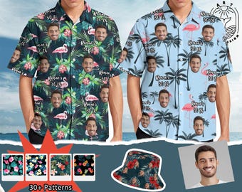 Peut inclure: Deux chemises à manches courtes boutonnées avec un motif répétitif de feuilles de palmier, de flamants roses et d'un visage d'homme avec le texte "Renae's 30th". Une chemise est sombre, l'autre bleu clair. Inclut un chapeau bob assorti.