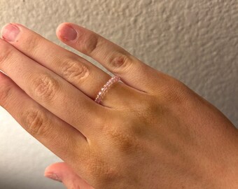 Bague en perles transparentes comme du rose