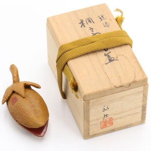 Contenitore per incenso giapponese, kirinomimi (semi di paulownia), laccato a secco, di Fukuya Nobuta, utensile per la cerimonia del tè, in una scatola snodabile.