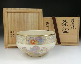 Satsuma Ware Matcha Bowl by Iwashi – Floral Motif – Iso Goten Kiln – Signed Tomobako – 1980s Japanese Tea Ceremony