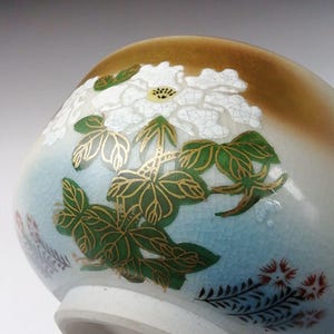 Kutani Ware Tea Bowl – Hand-painted Flowers – Hakuhi Kiln – Crackle Glaze – Japan – Kutani Chawan
