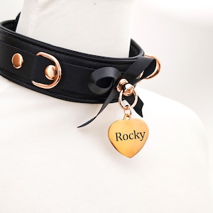 Handgjort läderhalsband med rosett och specialdesignad etikett