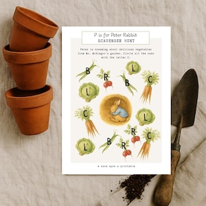 Könnte beinhalten: Ein ausdruckbares Peter Rabbit-Suchspiel mit Illustrationen von Gemüse und einem schlafenden Kaninchen. Der Text lautet "P is for Peter Rabbit SCAVENGER HUNT". Drei Terrakotta-Töpfe sind links gestapelt. Eine Gartenspindel befindet sich rechts.