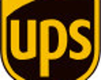 Puede incluir: El logotipo de UPS es un escudo marrón con un contorno dorado. Las letras "UPS" son blancas y están centradas en el escudo. El logotipo es un símbolo del compromiso de la empresa de entregar los paquetes a tiempo y con cuidado.