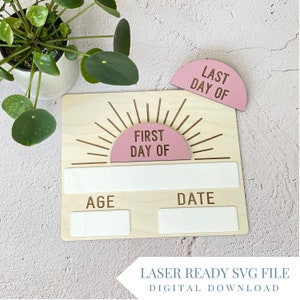 Könnte beinhalten: Ein hölzernes Schulschild mit einem rosa Sonnendesign und den Worten "First Day Of" und "Last Day Of". Das Schild hat Felder für Alter und Datum. Der Text "Laser Ready SVG File Digital Download" ist ebenfalls sichtbar.