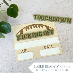 Könnte beinhalten: Ein Holzschild mit einer Fußballgrafik und dem Text "Kicking Off". Es gibt leere Felder für "Alter" und "Datum". Das Schild ist lasergeschnitten und bereit zum Personalisieren.