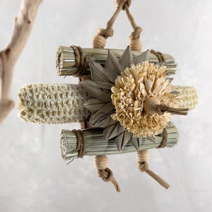 Husk Flower Bloom - Natural seagrass parrot toy for foraging, corn husk chew toy for small to medium size bird, natural shredding bird toy