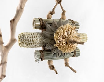 Natural Seagrass and Corn Cob Bird Toy | Bird-Safe Shredding Toy for Conures & Cockatiels | Non-Toxic Parrot Chew Toy | Husk Flower Bloom