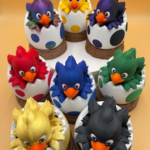 Könnte beinhalten: Eine Sammlung farbenfroher Küken im Cartoon-Stil, die aus gesprenkelten Eiern schlüpfen. Jedes Küken hat eine andere Gefiederfarbe, darunter Gelb, Lila, Rot, Blau und Grün. Die Eier sind weiß mit braunen Basen.